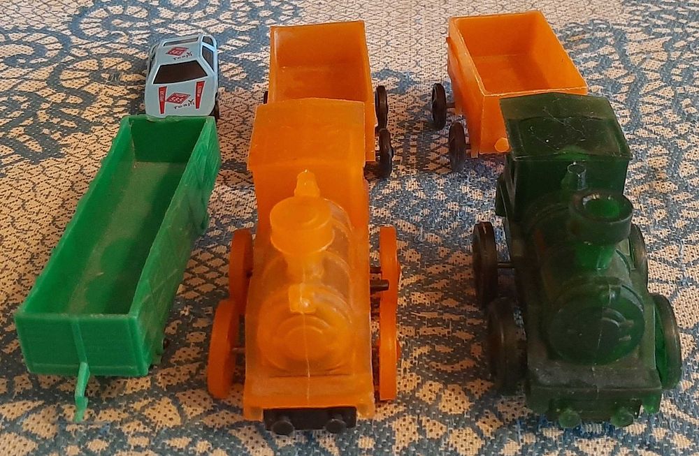 Игрушки заводные Паровоз с вагоном - 2 шт. одним лотом. СССР.