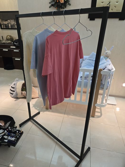 Металлическая стойка для одежды