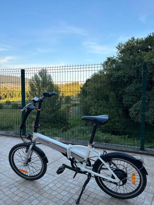 Bicicleta eléctrica nova com bateria danificada