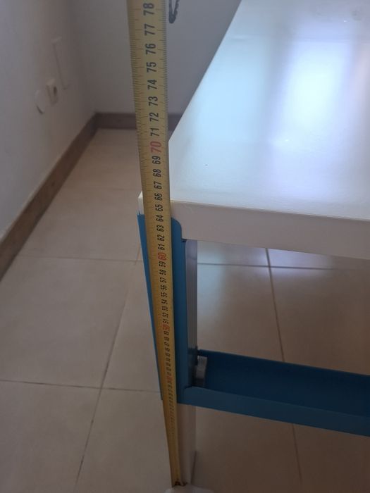 Vendo secretária para criança usada com ligeiro desgaste.