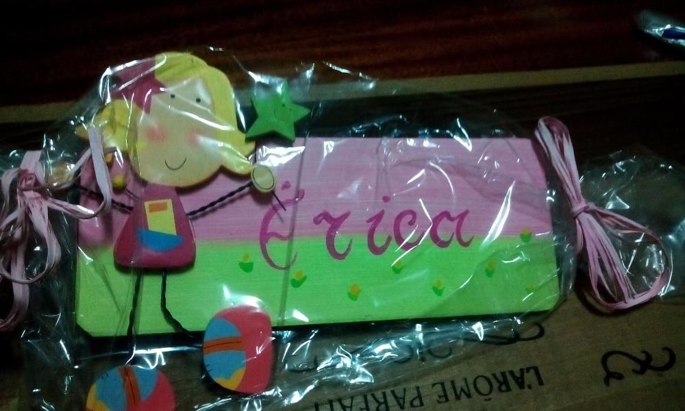 Placa em madeira colorida com o nome Marcelo, Érica e José.