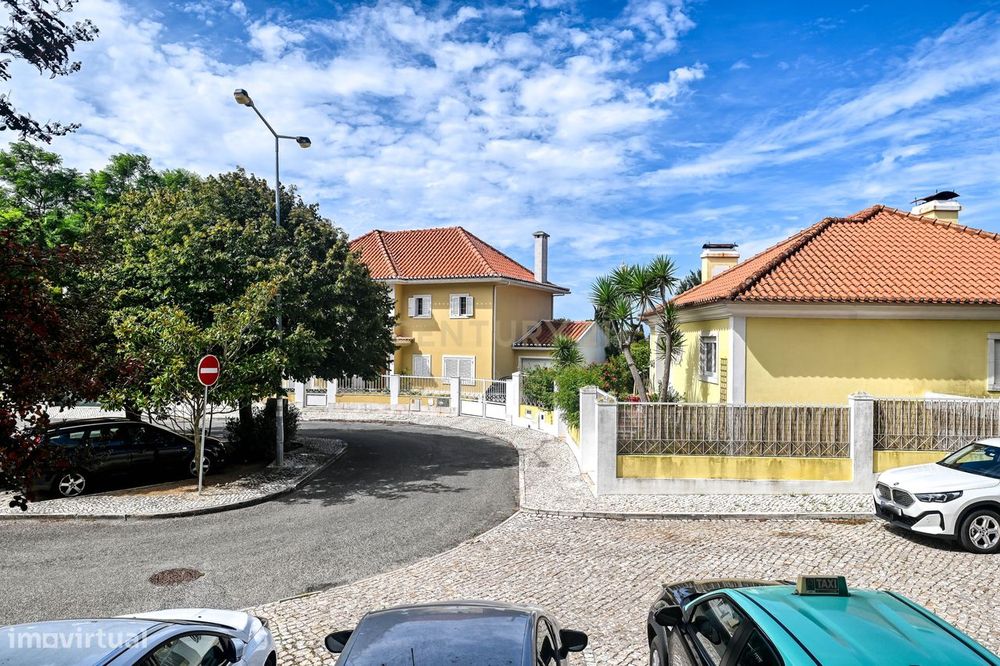 Apartamento T2 com garagem à venda no Arneiro freguesia de Carcavelos