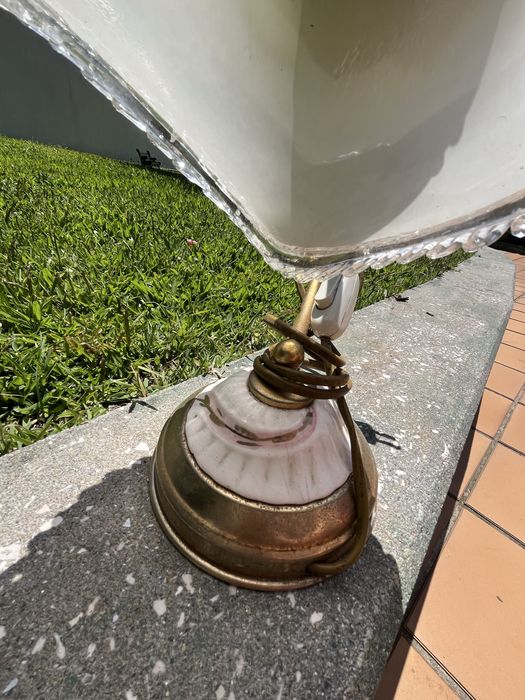 Candeeiro de teto e candeeiro de mesinha de cabeceira