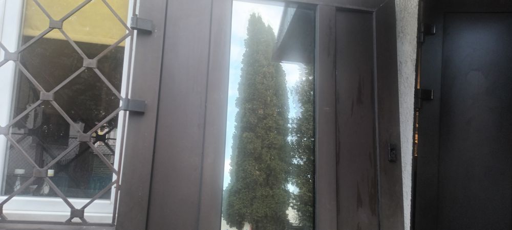 Drzwi aluminiowe brązowe, bezpieczne szklo