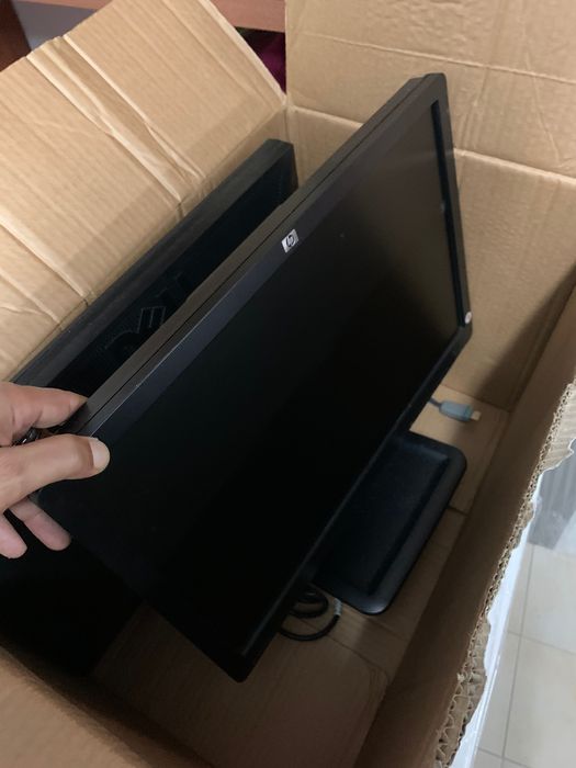 Material escritorio, moveis, ecrãs, computadores, mac mini