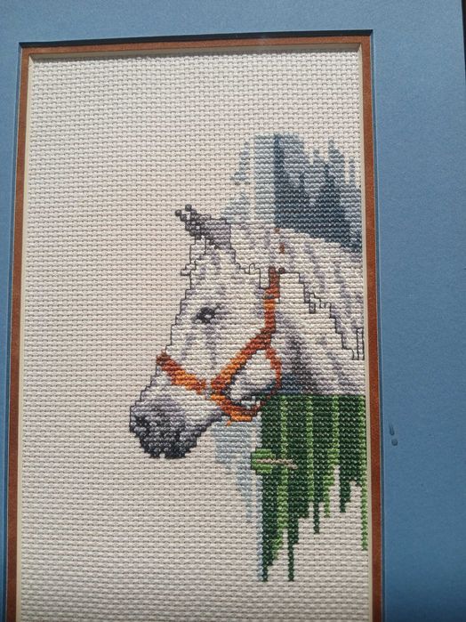 Quadro bordado a ponto cruz.  altura 38cm largura 27 cm