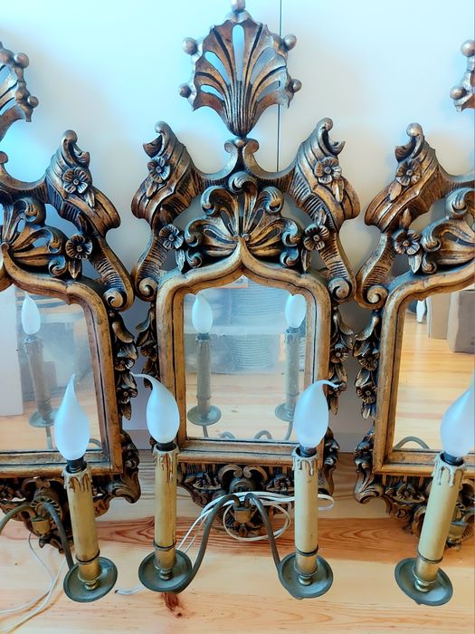 Conjunto de três apliques de parede em talha dourado do século XIX