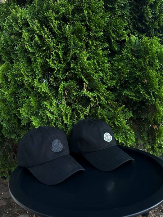 Кепка від Moncler