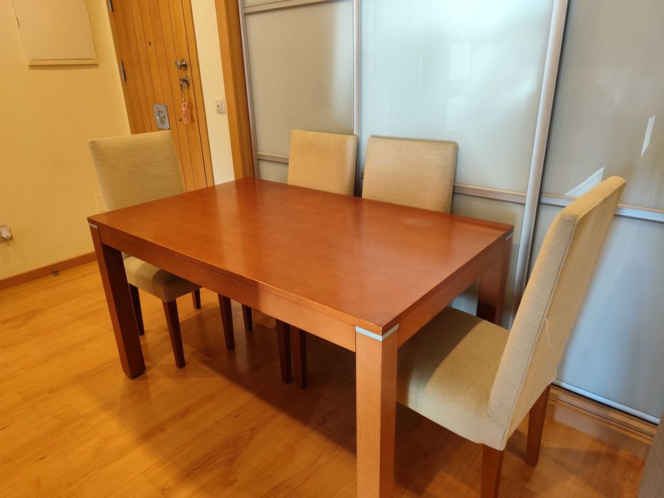 Mesa em cerejeira com 4 Cadeiras