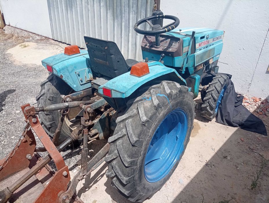 Tractor agrícola com 7 alfaias