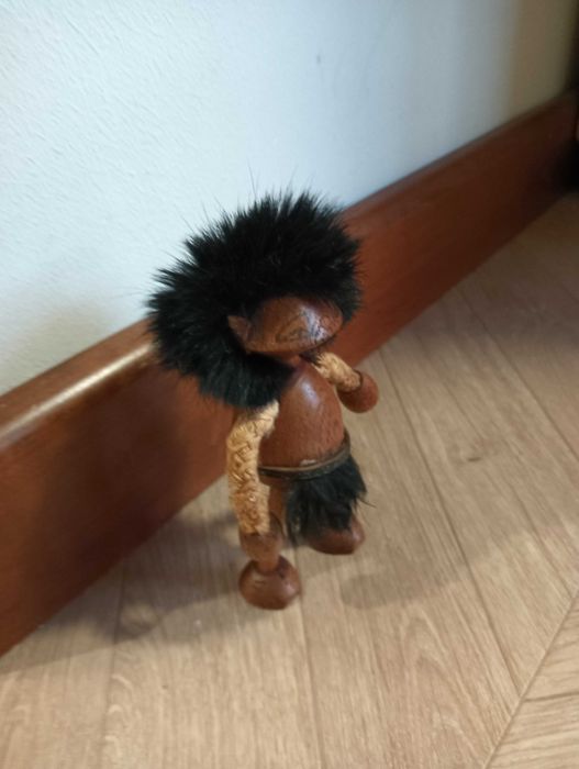 Figurka jaskiniowiec drewniany z futerkiem