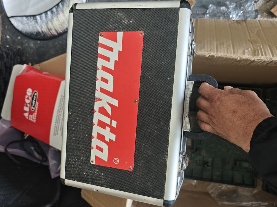 Máquina de furar + rebarbadora makita