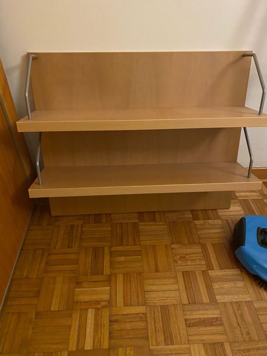 Prateleiras de madeira