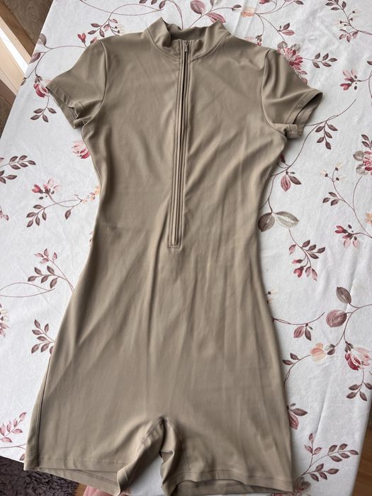 Комбенізон облягаючий бежевий НОВИЙ !