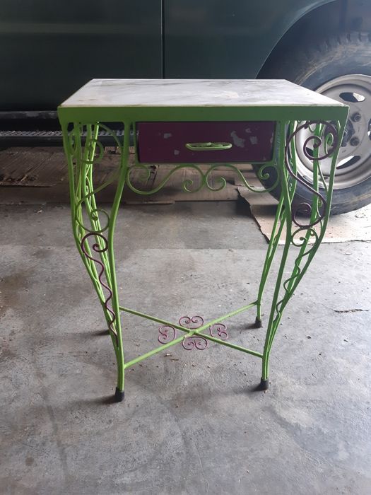 Mesa de cabeceira em ferro