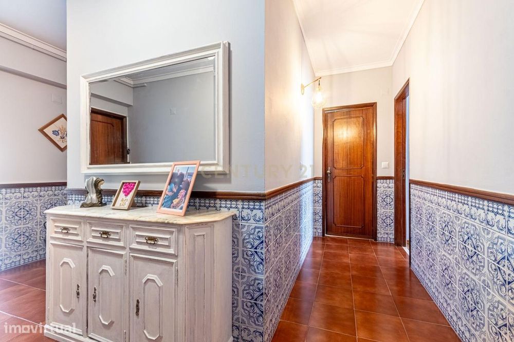 Apartamento T2 com elevador e varandas, em Algueirão-Mem Martins, Sint