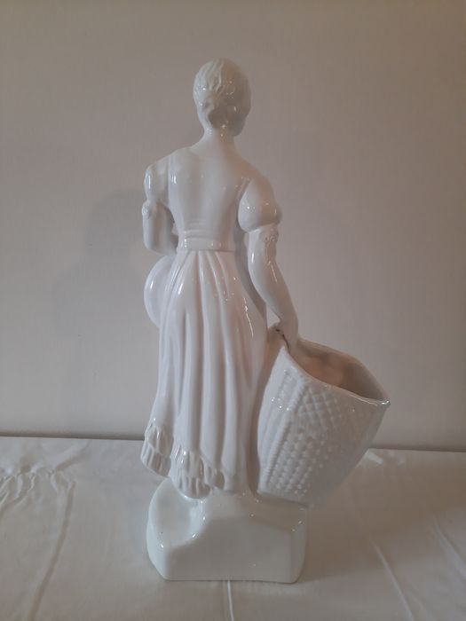 Boneca em cerâmica com floreira