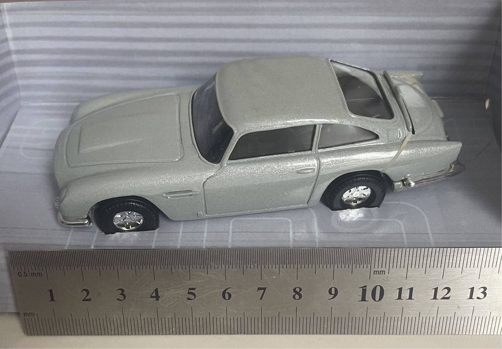 Коллекционная машинка Corgi James Bond 007 Aston Martin DB5 2002 год