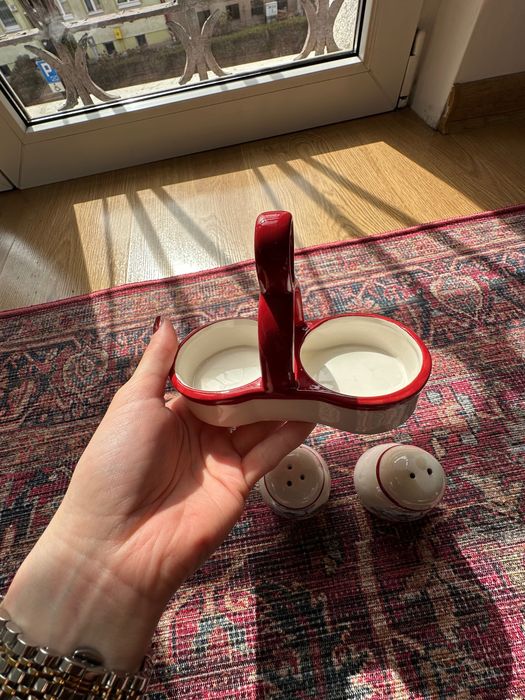 ceramiczny zestaw do przypraw (solniczka i pieprzniczka) z podstawką