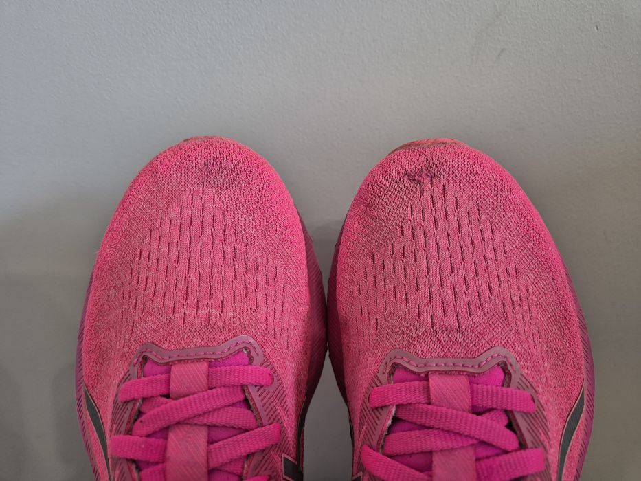 Buty damskie do biegania Asics GT-2000  rozmiar 40,5.