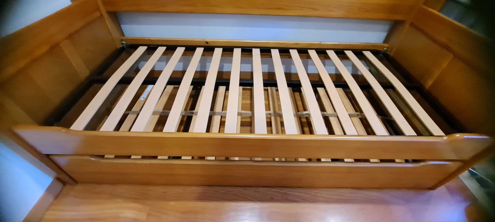Cama dupla com móvel em pinho maciço como NOVO