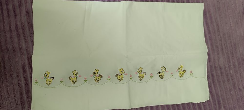 Lençol de cama de bebé bordado Bambi em excelente estado. Não é novo.