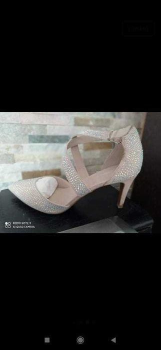 Eleganckie buty z subtelnymi cyrkoniami
