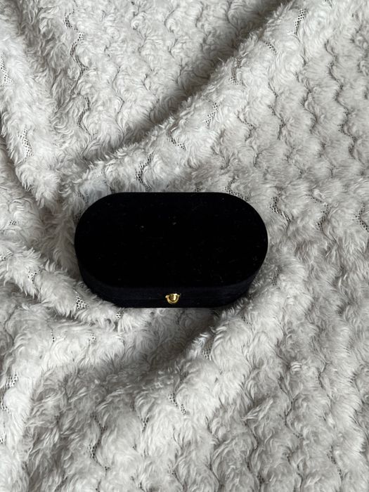 Czarne pudełko na obrączki