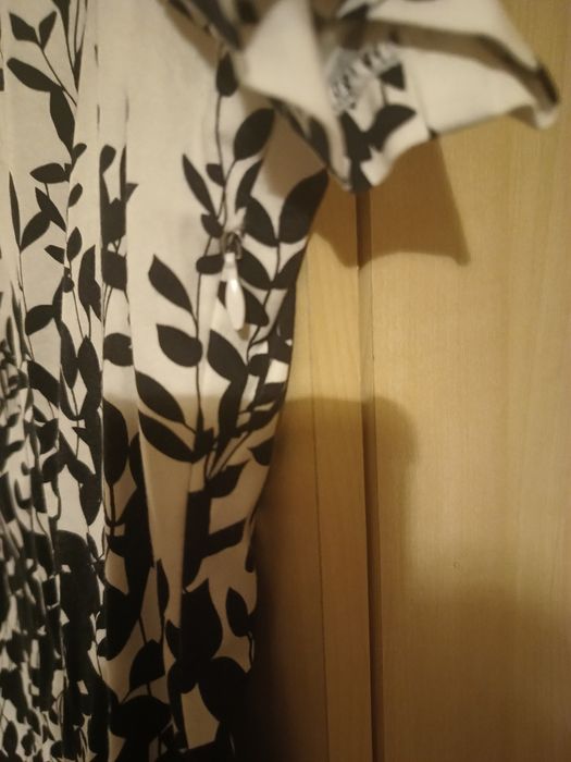Elegancka prosta sukienka.