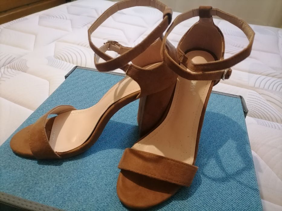 Sandália de salto alto novas
