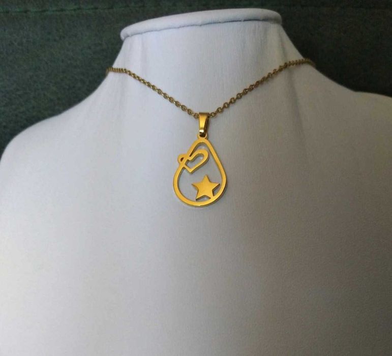 Colar Aço Dourado Oval c/ Estrela e Coração NOVO