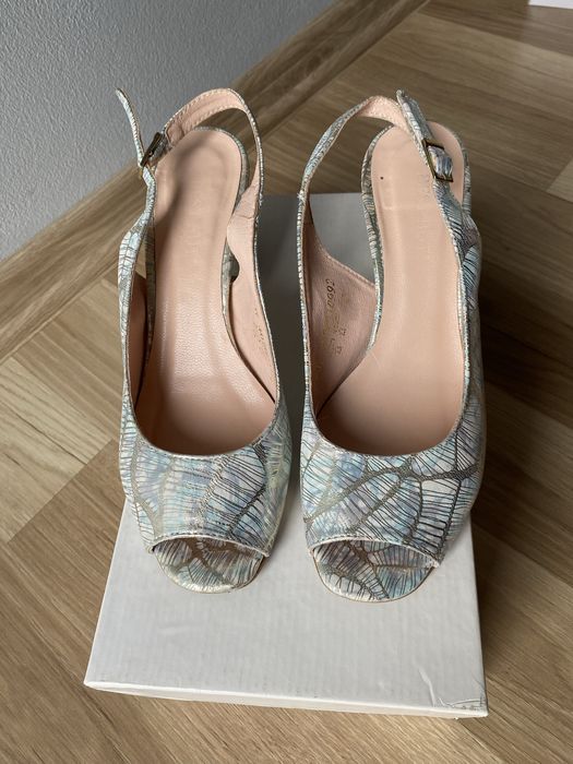 Przepiękne sandałki na słupku kolorowe z odkrytymi palcami skórzane