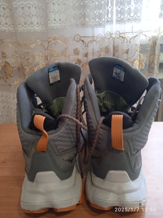 Фірмові високі кросівки з гротеском Hoka 40.5 р.  25.5 см.