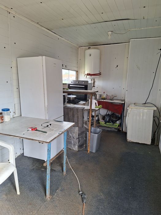 Reboque com devisoes de camata, cozinha e duche.