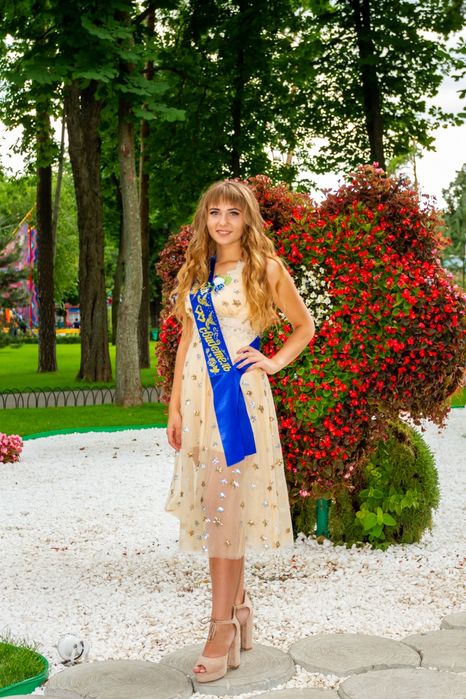 Бежевое нарядное платье длинной миди с золотыми пайетками