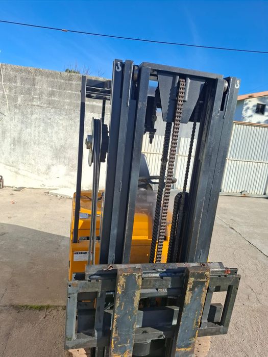 Empilhador elétrico Jungheinrich