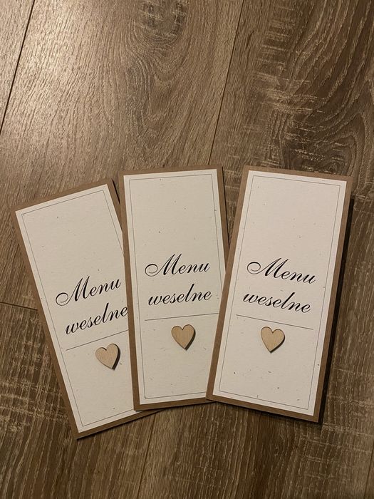 Stojące menu weselne w rustykalnym stylu