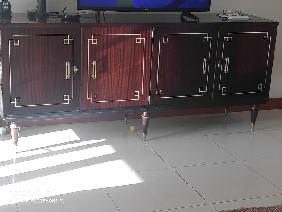 Conjunto de dois móveis de sala  ,cristaleira e aparador.