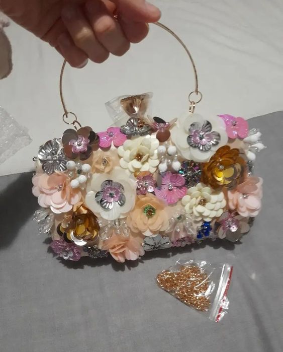 Elegancka śliczna torebka wyjściowa w kwiatki do ręki i na łańcuszku