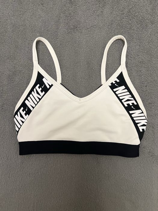 Спортивный топ Nike