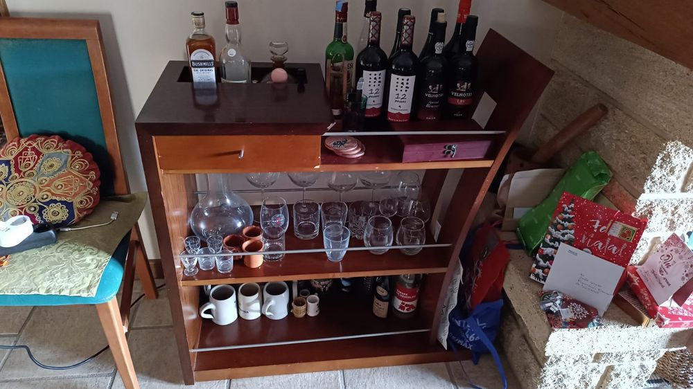 Bar de madeira com gaveta