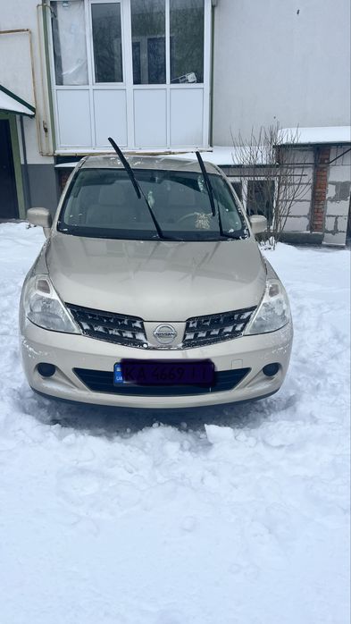 Автомобіль Nissan Tiida( Ніссан Тііда)