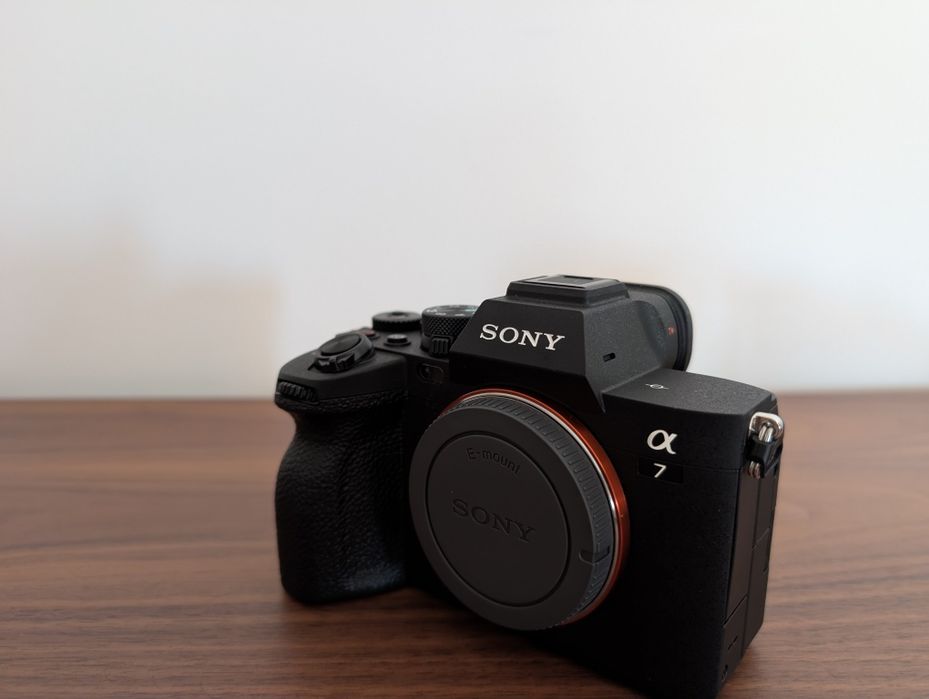 Máquina Fotográfica SONY A7 Mark IV + FE 28-70 mm F3.5-5.6 OSS - Full-Frame - Nova c/garantia