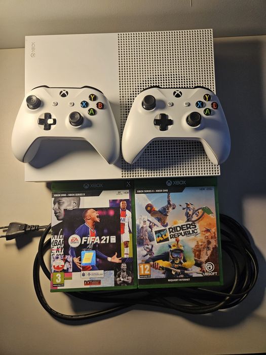 Xbox one z dwoma pasami, kablem oraz dwiema grami
