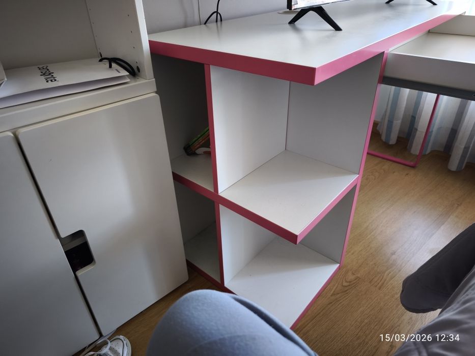 Secretaria de menina com cadeira