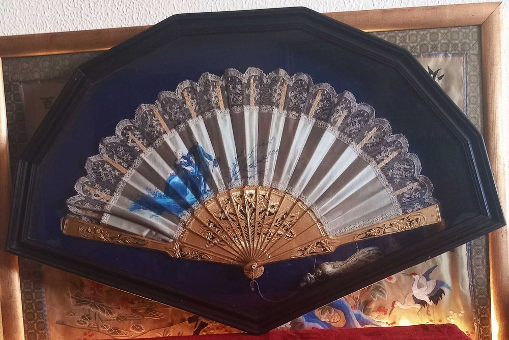 Bonito e Antigo Leque com Moldura, peça em Madeira Folhado a Ouro,