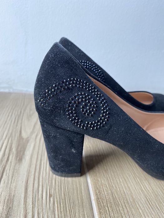 Sapato de tacão de veludo preto