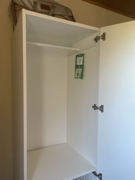 Roupeiro IKEA PAX com cestas de rede