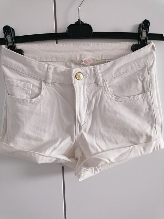 Krótkie, białe spodenki