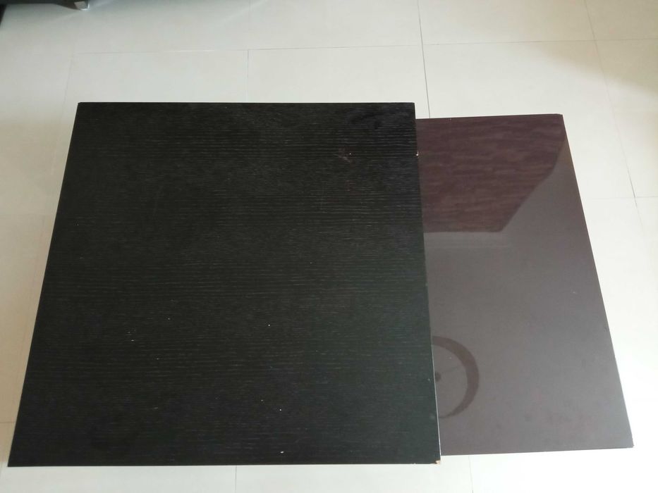 Mesa de centro quadrada rotativa usada